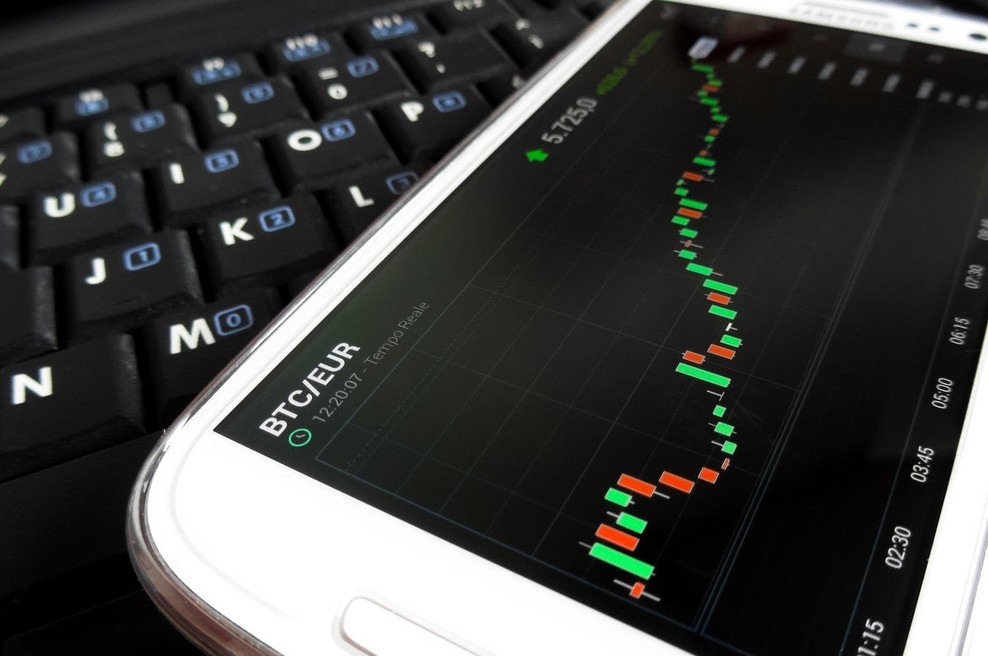 Bitcoin z novim rekordom presegel 12.000 dolarjev (foto: profimedia)
