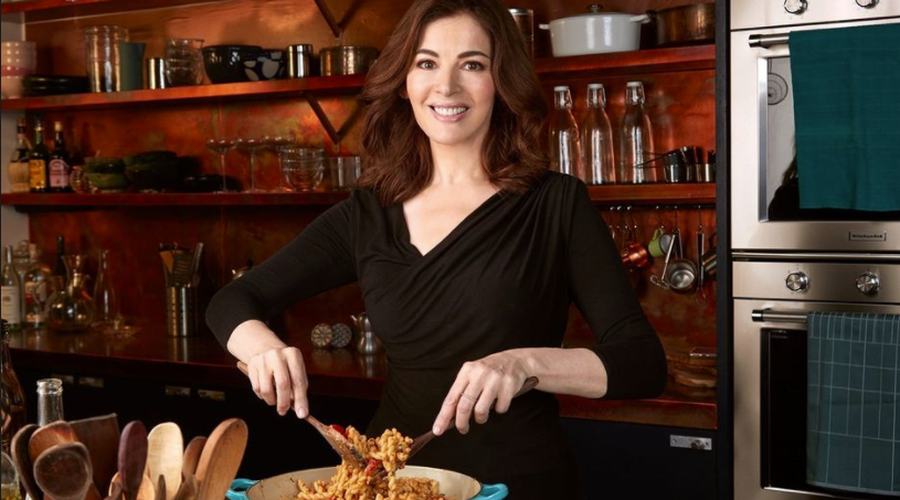 Nigella pa se je med zvezde ustrelila s svojo drugo knjigo – »How To Be A Domestic Goddess«, za katero je dobila tudi priznano Britansko nagrado – »British Book Award for Author of the Year«.  (foto: Promo)