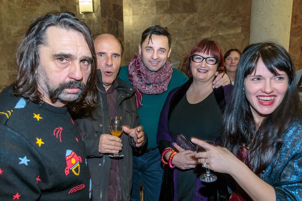 Po premieri sta se hrvaška glasbenika Ivanka Mazurkijević in Damir Martinović Mrle zapletla v pogovor z igralcema Milanom Vodopivcem (iz Ene žlahtne štorije) ter Gorazdom Jakominijem z ženo. 