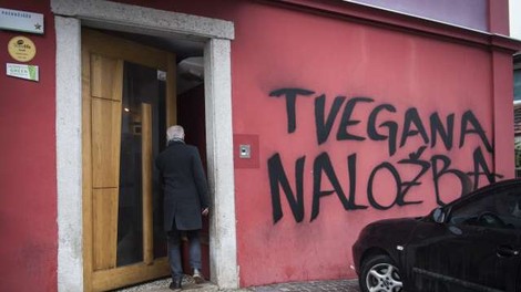 Na dan javne dražbe hostla Celica protest proti napadu na Metelkovo