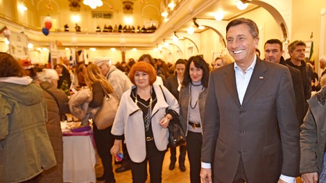 Tudi Borut Pahor doma vihti kuhalnico!