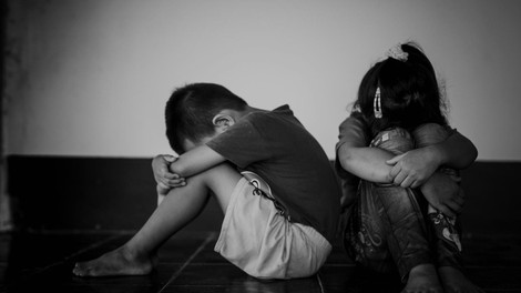 Več deset tisoč zlorabljenih avstralskih otrok, vladne institucije pa so mižale!