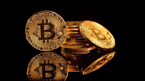 Ekonomisti, bančniki in politiki pozivajo k regulaciji bitcoina