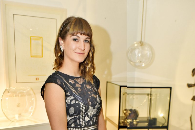 Denise Dame nosi nakit oblikovalke Uršule Rihtar (foto: Aleksandra Saša Prelesnik)