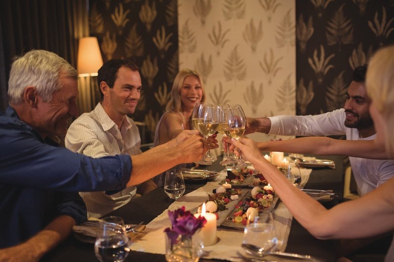 Pogosta dilema: Ali deliti račun za večerjo s prijatelji na enake dele ali naj vsak plača svoje? (foto: Profimedia)