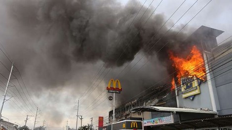 Jug Filipinov poleg viharja prizadel še smrtonosen požar