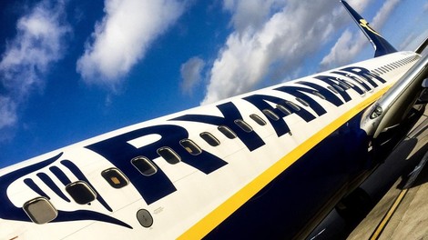 Ryanairovega potnika, ki je zaradi predolgega čakanja sedel na krilo letala, aretirali!