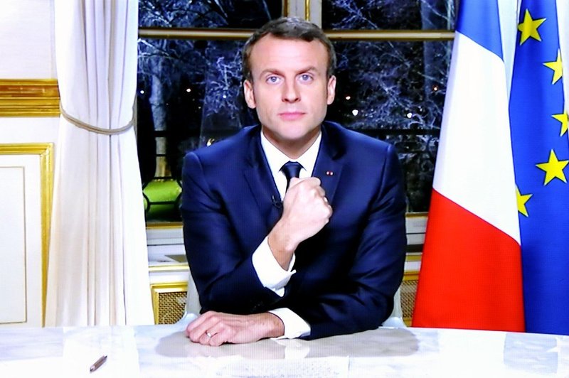 Emmanuel Macron "žrtev" potegavščine ruskih komikov (foto: profimedia)