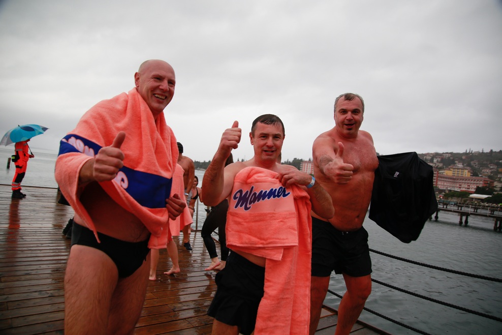 Udeleženci so se po skoku lahko ogrnili v tople brisače Manner.