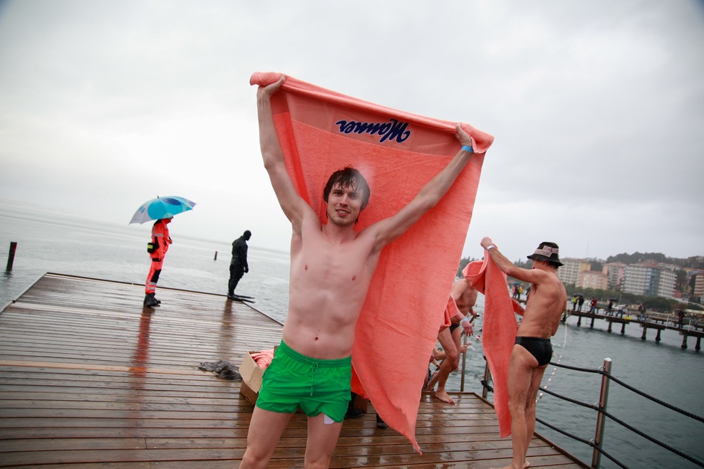 Za novoletni skok v morje se vsako leto odločijo tisti najbolj pogumni.