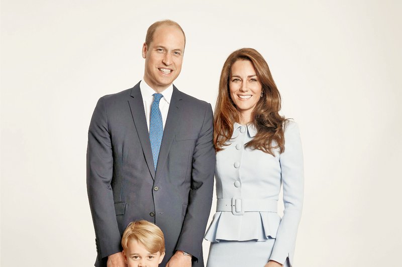Princ William in vojvodinja Kate na družinskem portretu (foto: Profimedia)
