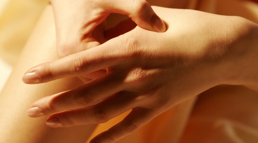 Z nanosom nove NIVEA oljne kreme za roke lahko povečate svojo raven energije tako, da kremo s krožnimi gibi ali nežnimi potegi nežno vmasirate v kožo. (foto: profimedia)