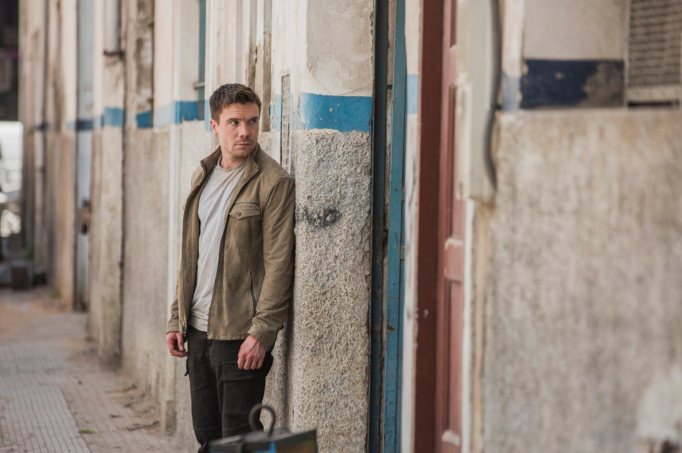 Joe Dempsie stars as Harry Clarke in upcoming FOX espionage drama DEEP STATE. Copy Right: Fox Networks Group (foto:  Fox Networks Group)