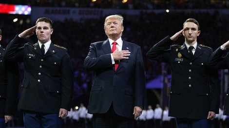Preverjamo govorice: Ali Trump zares ne zna besedila ameriške himne?