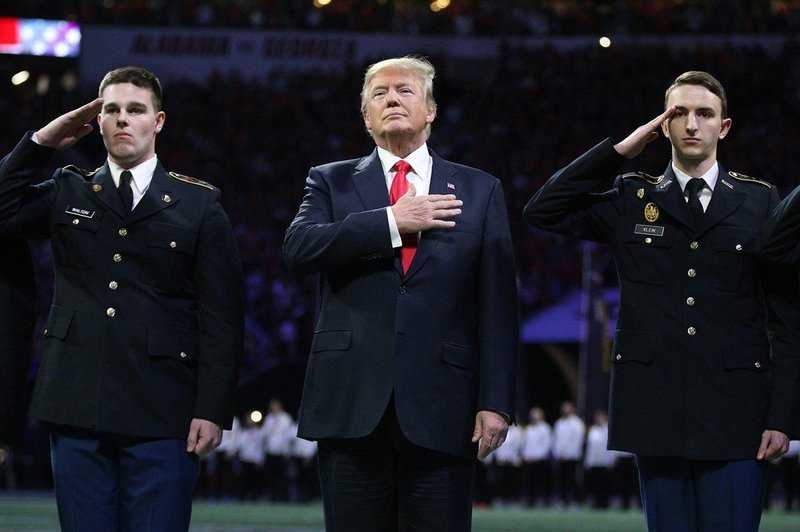 Preverjamo govorice: Ali Trump zares ne zna besedila ameriške himne? (foto: Profimedia)
