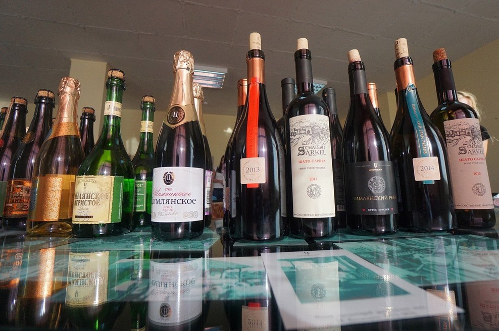 Pijani Rus vojaški šoli ukradel oklepnik in z njim zapeljal v trgovino, da bi ukradel steklenico vina! (foto: profimedia)