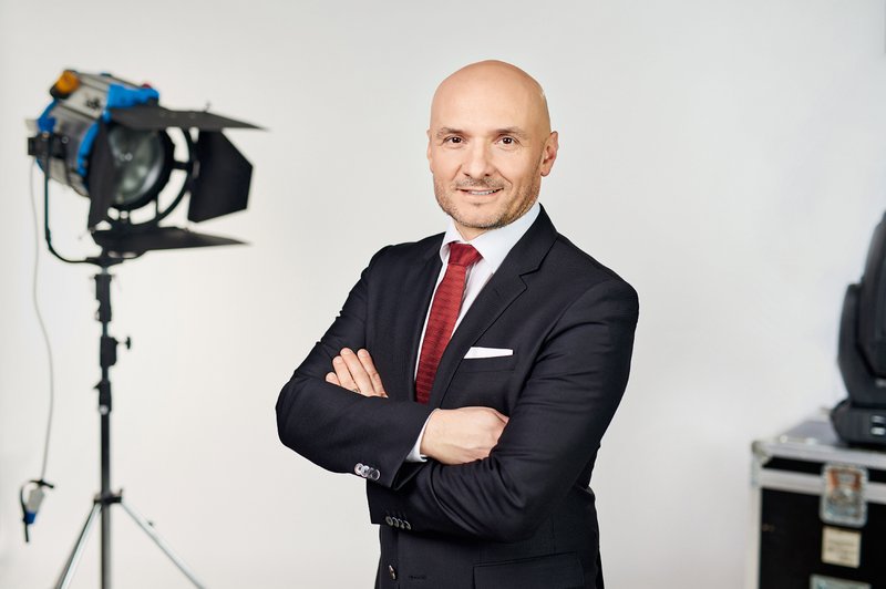 Branko Čakarmiš pokazal, kdo ima na POP TV najlepše noge (foto: Žiga Culiberg)