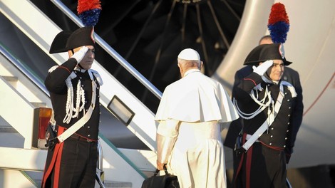 "Svet je na robu jedrske vojne," je med letom v Čile opozoril papež!