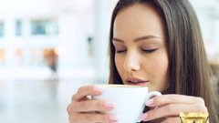 Ameriški dermatolog dr. Gary Goldfaden trdi: "S skodelico kave na dan boste lepši in bolj zdravi!"