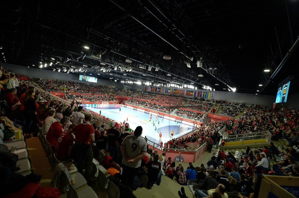 Z zmago proti rokometašem Črne gore z 28:19 fantje napredujejo v drugi del tekmovanja! (foto: profimedia)