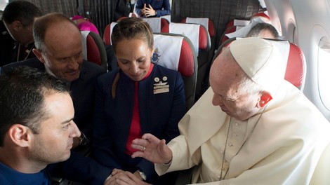 Papež Frančišek na krovu letala poročil stevarda in stevardeso