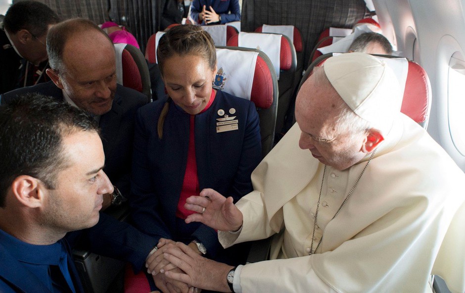 Papež Frančišek na krovu letala poročil stevarda in stevardeso (foto: profimedia)