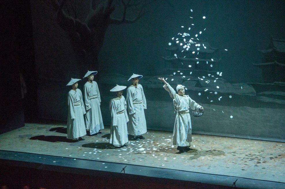 Luna iz papirja med izvedbo opere v Torinu poškodoval več ljudi v orkestru! (foto: profimedia)