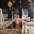Vladimir Putin se je ob pravoslavnem prazniku potopil v ledeno jezero