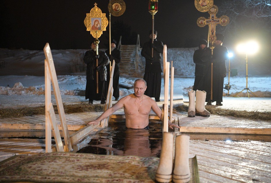 Vladimir Putin se je ob pravoslavnem prazniku potopil v ledeno jezero (foto: profimedia)