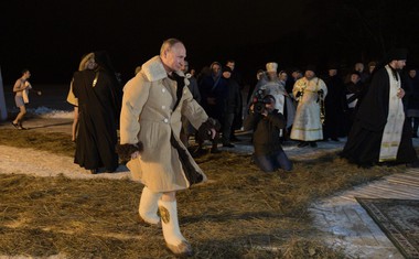 Vladimir Putin se je ob pravoslavnem prazniku potopil v ledeno jezero