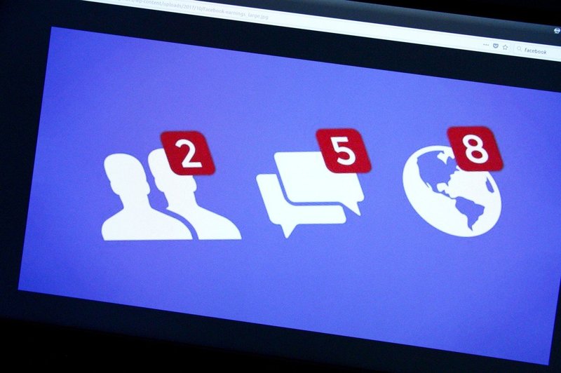 Uporabniki Facebooka bodo odločali o zanesljivosti virov novic (foto: profimedia)
