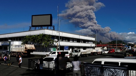 Izbruh filipinskega vulkana z domov pregnal skoraj 40.000 ljudi