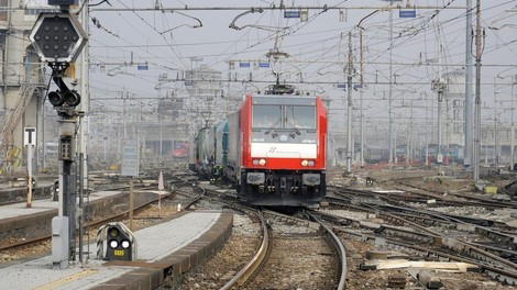 V iztirjenju vlaka pri Milanu mrtvi in poškodovani, več ljudi še vedno ujetih v vagonih!