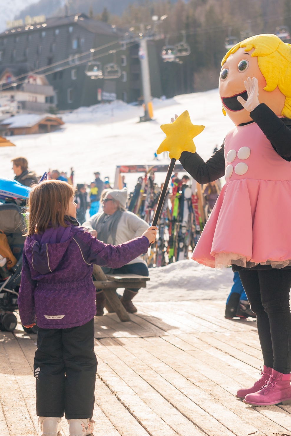 Družinsko obarvani Čarobni dan v Kranjski Gori je privabil več kot 10.000 obiskovalcev.