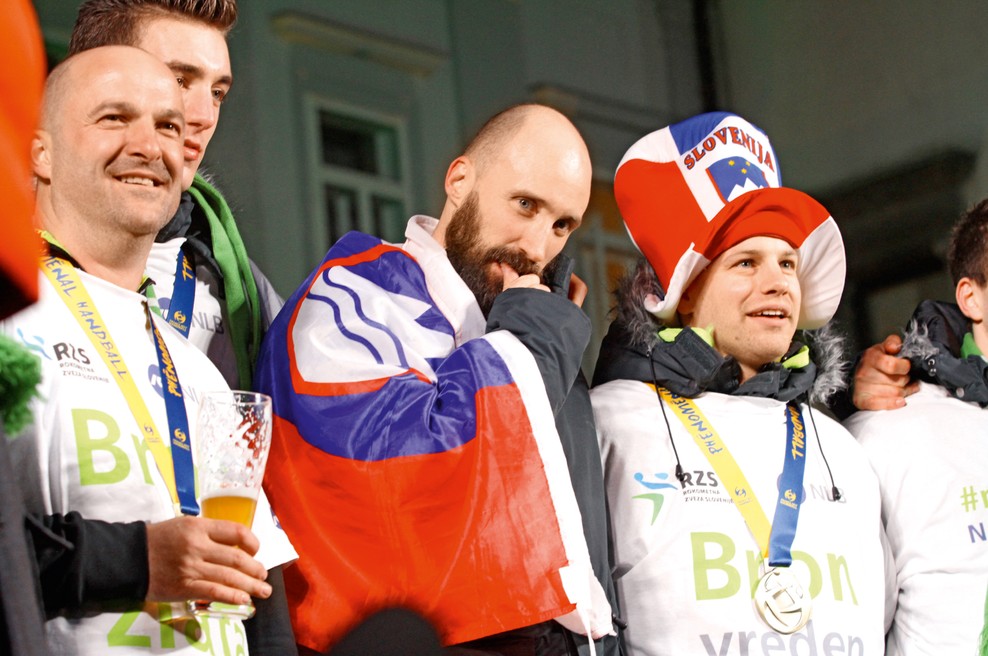 Rokometaši niso pozabili na svoje zveste navijače! (foto: Goran Antley)