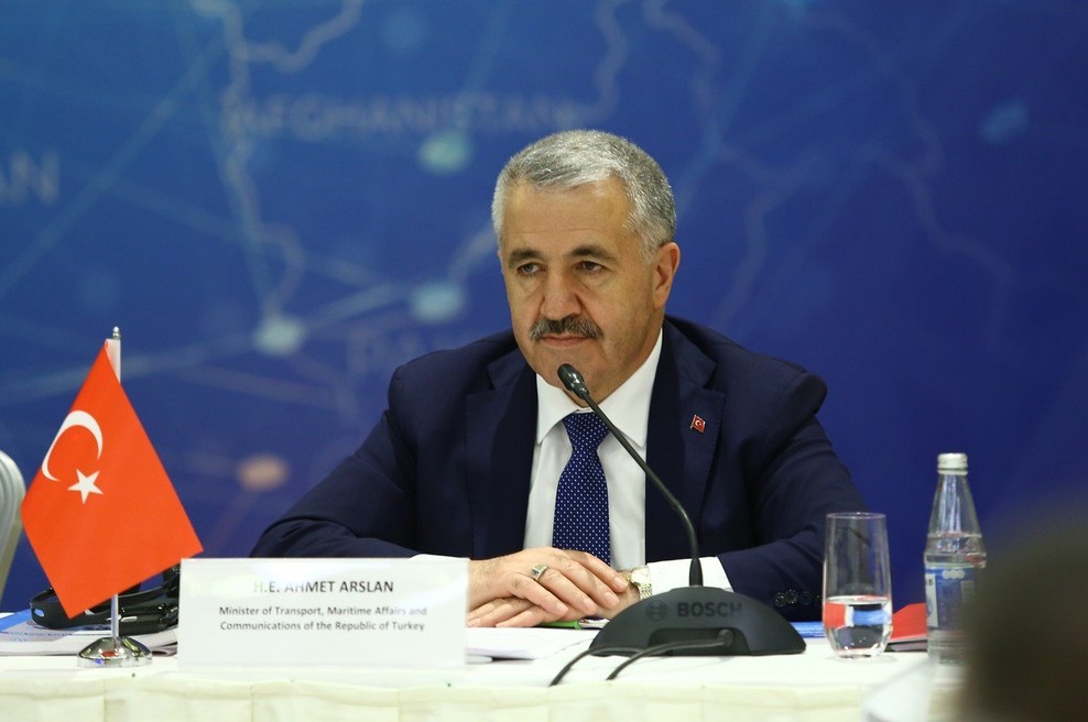 Turškega ministra med govorom vztrajno motil robot, posnetek pa zdaj zabava svet! (foto: profimedia)
