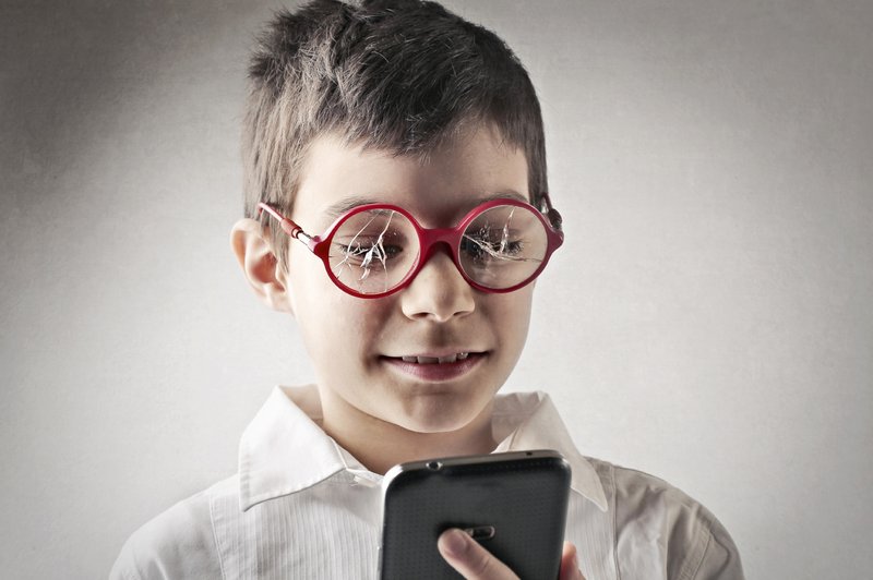 Digitalna tehnologija - je vaš otrok zasvojen z njo? (foto: Shutterstock)
