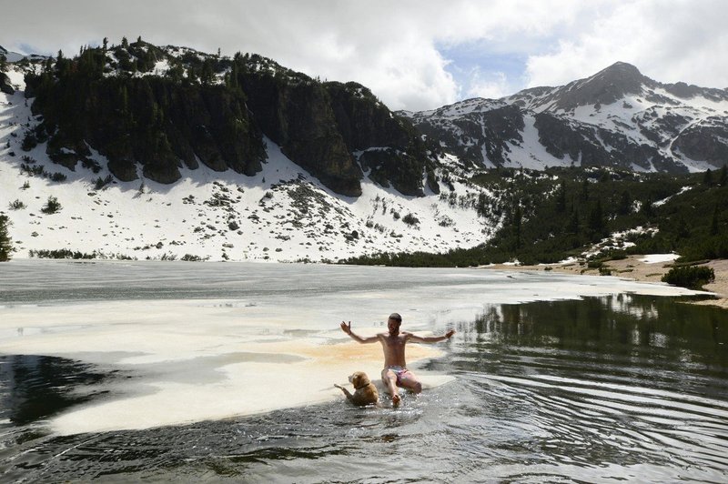 Plavanje v mrzli vodi lahko lajša bolečine, trdijo britanski zdravniki! (foto: profimedia)