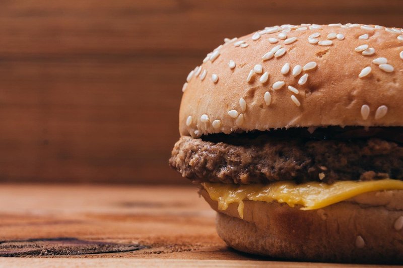 McDonalds bo iz otroškega menija izločil burger s sirom in čokoladno mleko (foto: profimedia)