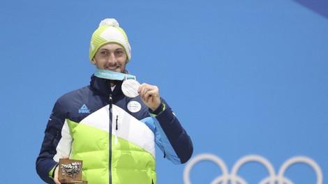 Čigave so medalje olimpijskih športnikov, če jih tako kot Jakov Fak osvajajo pod drugo zastavo?