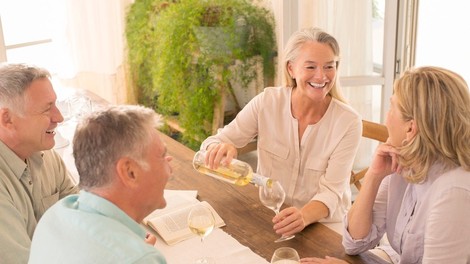 Študija razkrila recept za dolgo življenje, ki vključuje tudi dva kozarca vina in druženje s prijatelji