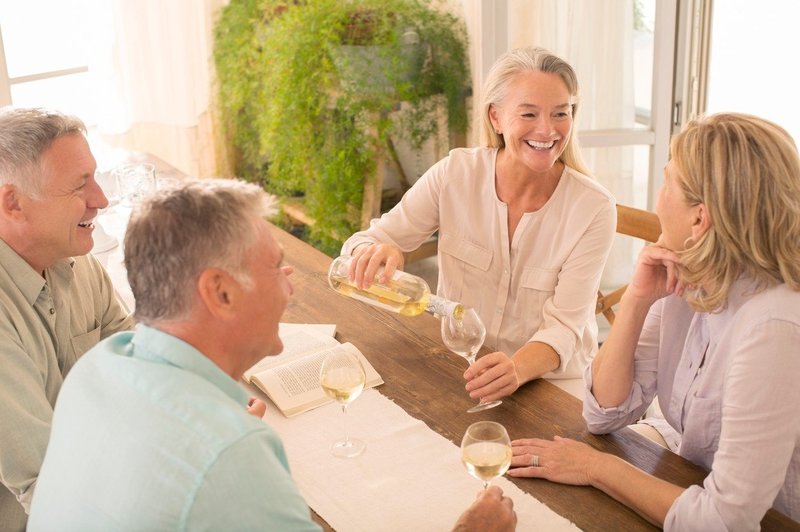 Študija razkrila recept za dolgo življenje, ki vključuje tudi dva kozarca vina in druženje s prijatelji (foto: Profimedia)