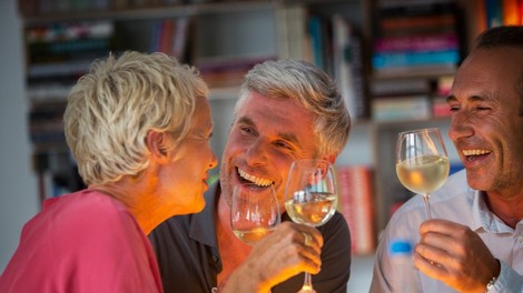 Raziskovalci trdijo, da k visoki starosti pripomore tudi zmerno uživanje alkohola