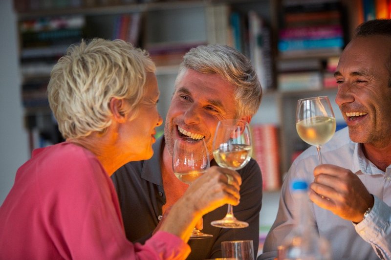 Raziskovalci trdijo, da k visoki starosti pripomore tudi zmerno uživanje alkohola (foto: profimedia)
