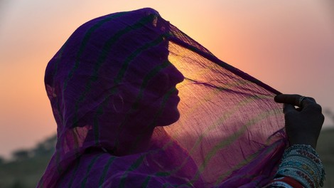 Zvezna država v Indiji revnim ženskam ponudila brezplačno povečanje prsi