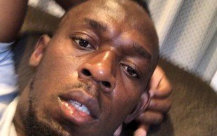 Usain Bolt junija v Manchestru proti Robbieju Williamsu