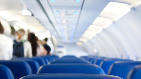 Ali veste, zakaj so sedeži na letalih največkrat modre barve?