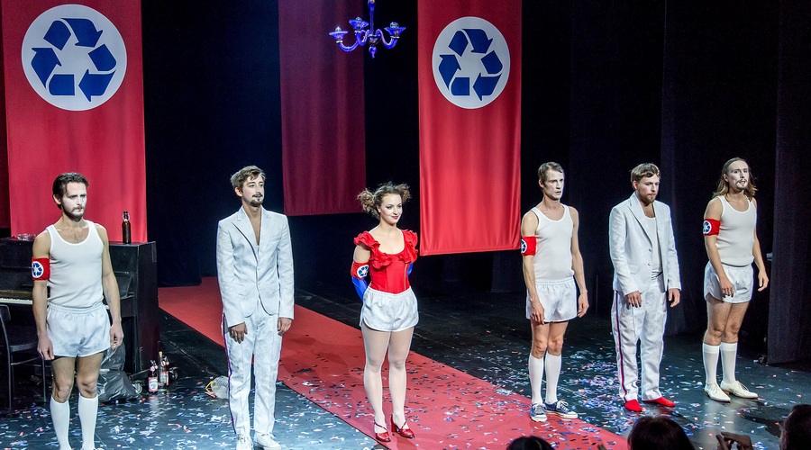 Poklon na premieri kabareta Realisti (foto: David Verlič)