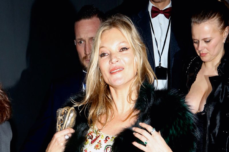 Kate Moss še vedno rada (pre)globoko pogleda v kozarec (foto: Profimedia)