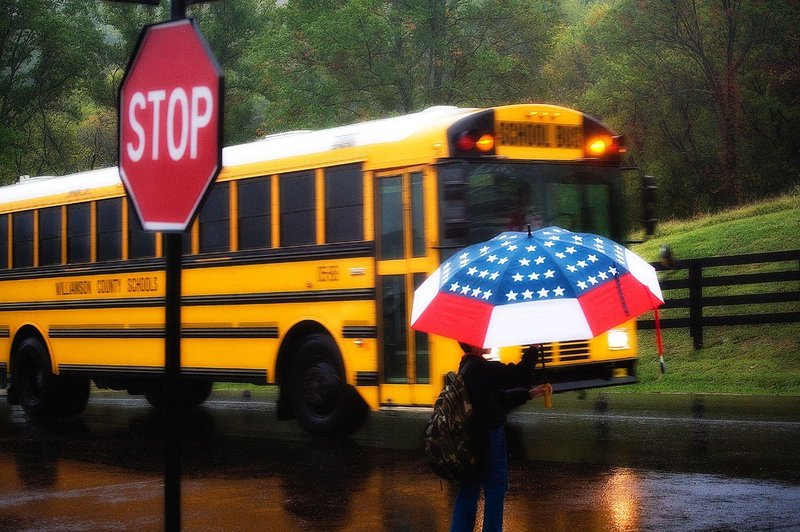 Oče je 10-letnega sina poslal peš v šolo po dežju - za kazen! (foto: Profimedia)